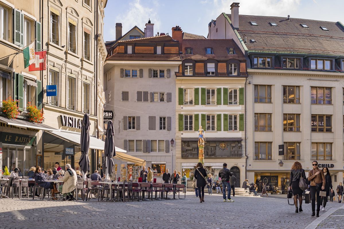 Place publique de Lausanne, cadrage sobre.