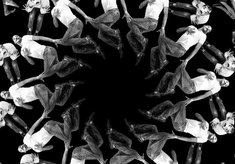 Cercle de personnes ou ronde suggérant une roda, en noir et blanc.